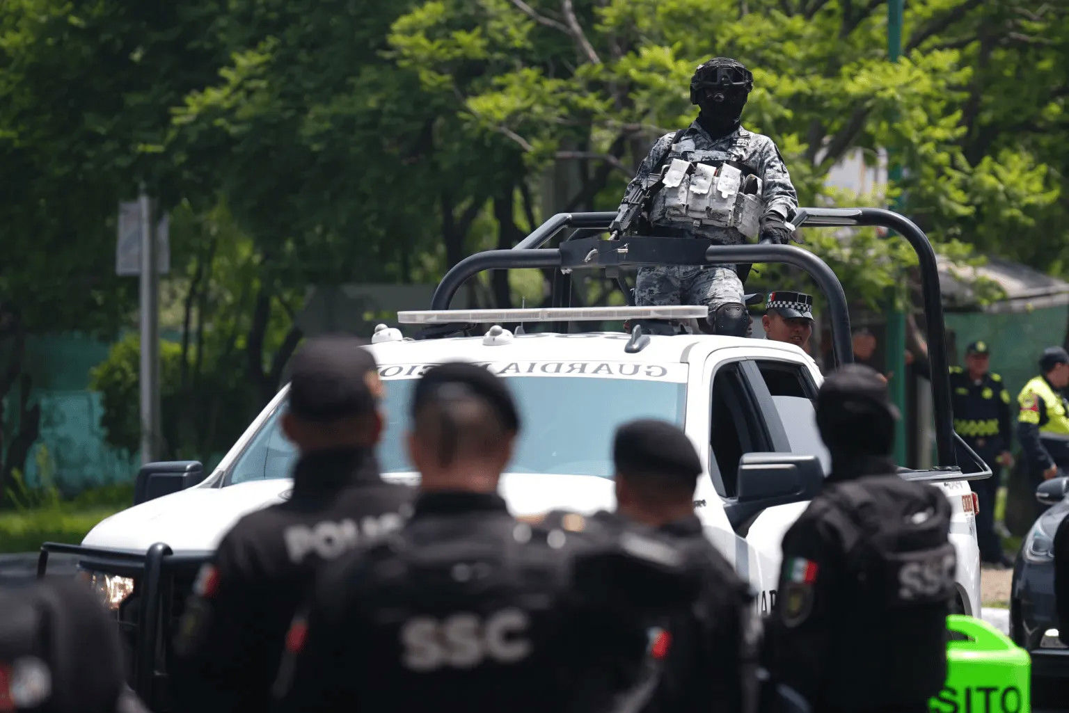 The Sun: Cảnh sát có vũ trang được triển khai bên ngoài khách sạn tuyển Anh để ngăn CĐV Mexico quấy rối