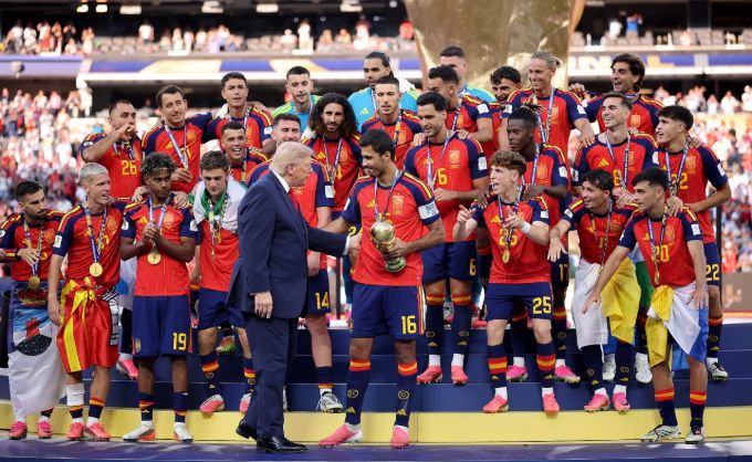 Trump trao giải! Tây Ban Nha vô địch World Cup 2026, Rodri nâng cúp vàng