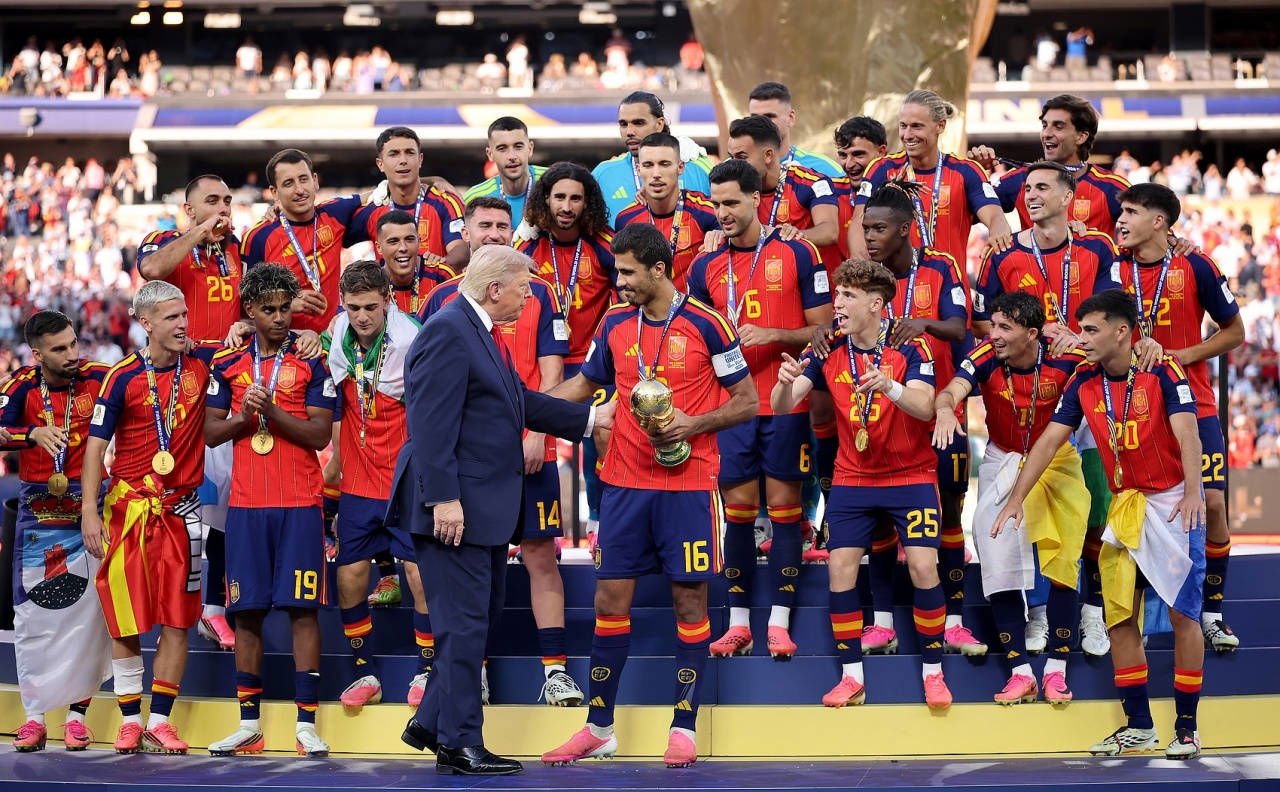 Lần đầu tiên Tổng thống Trump trao cúp! Tây Ban Nha vô địch World Cup 2026, đội trưởng Rodri giành Quả bóng Vàng World Cup!