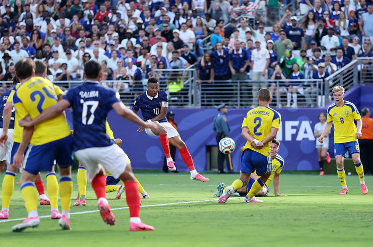 Vượt qua vòng 1/16! Pháp 3-0 Thụy Điển, sẽ đối đầu Paraguay – Mbappe lập cú đúp, Olise hai kiến tạo + một cú sút trúng cột dọc