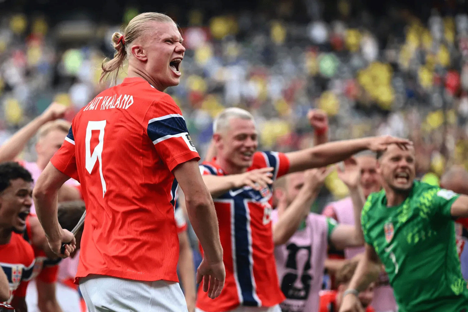 The Sun: Na Uy khiếu nại lên FIFA vì tiếng ồn khách sạn, cả đội chuyển nơi ở trước đại chiến với ĐT Anh