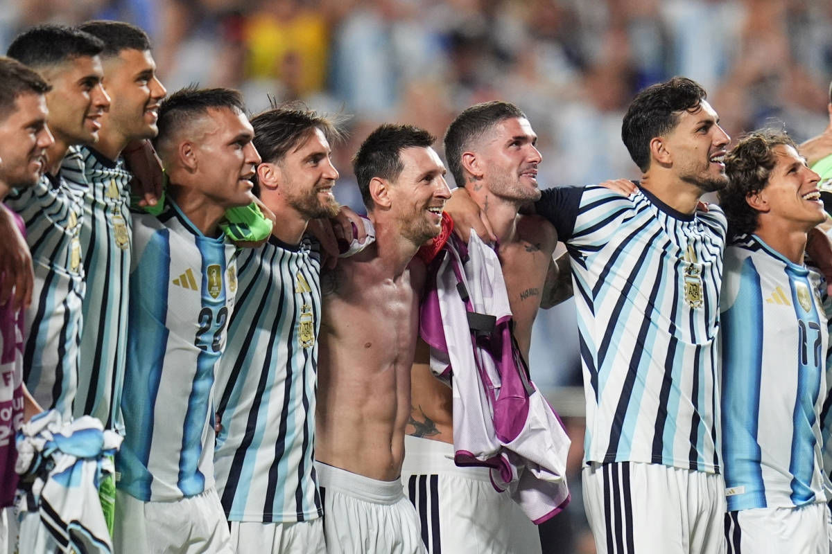 Argentina 3-1 Thụy Sĩ | Embolo nhận thẻ vàng thứ 2 vì ăn vạ, nhà ĐKVĐ chật vật vào bán kết