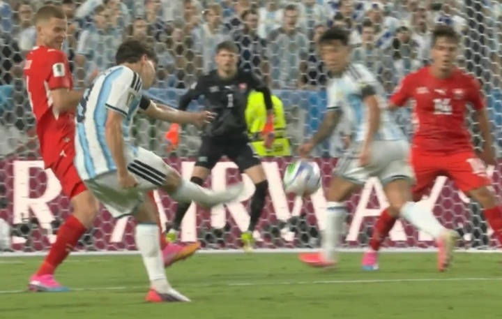 Argentina 3-1 Thụy Sĩ | Embolo nhận thẻ vàng thứ 2 vì ăn vạ, nhà ĐKVĐ chật vật vào bán kết
